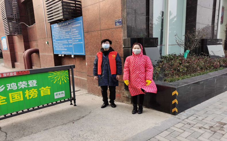 学院党员教师王威既报名学校志愿者又夫妻同做青山区抗疫志愿者