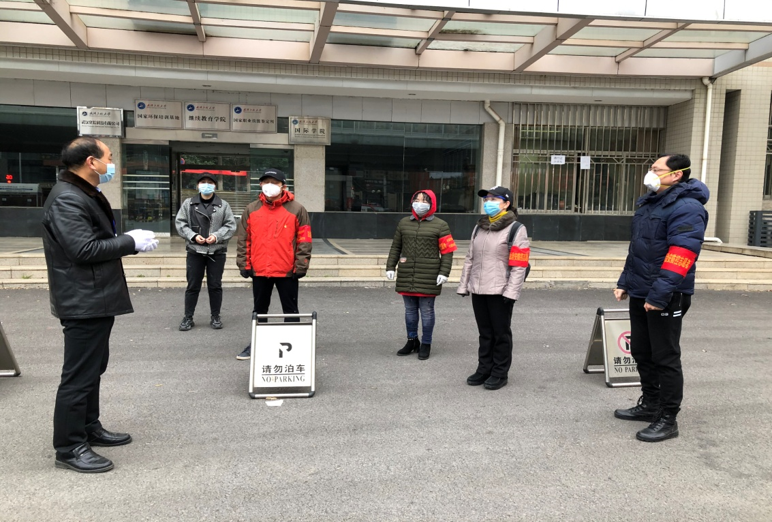 学院党员教师胡珍映(左三)参加工大社区志愿服务